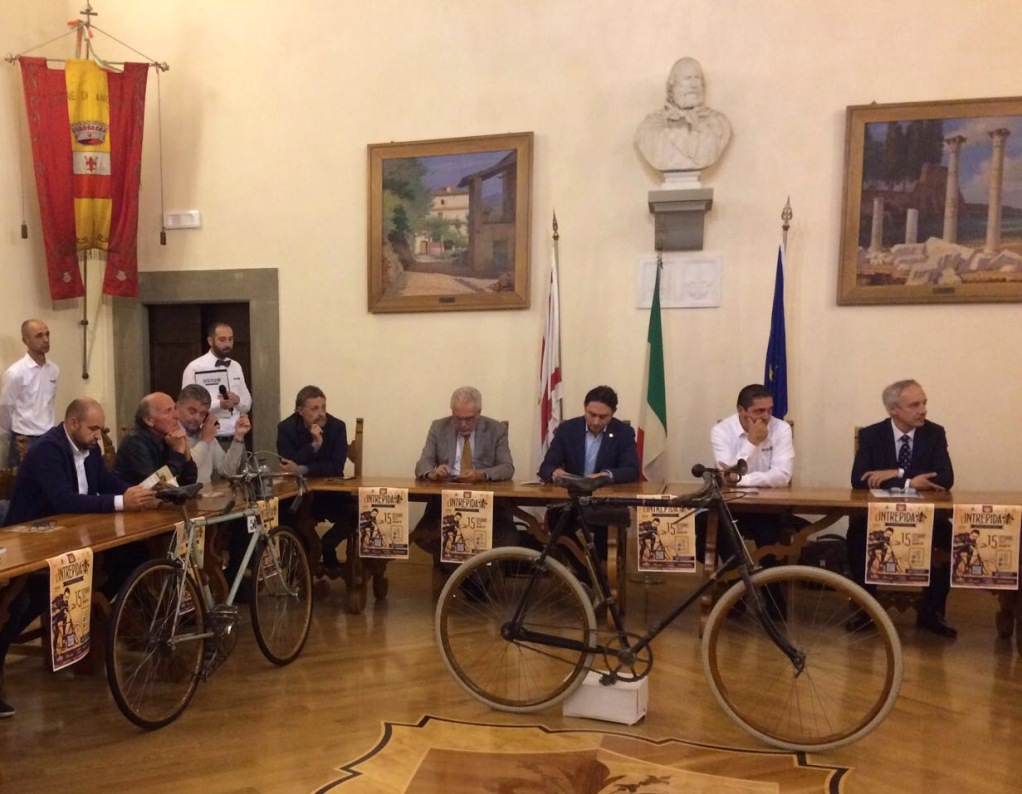 Presentata in conferenza l'edizione 2017 de L'Intrepida - La pedalata su bici d’epoca è in programma ad Anghiari il 15 ottobre ed è stata presentata ieri a Palazzo Pretorio. Presente anche il presidente del Consiglio Regionale Eugenio Giani. Volano le iscrizioni: già oltre 600..!! | Edizione 2017 6° edizione L'Intrepida, Alessandro Polcri, Anghiari, conferenza stampa, Eugenio Giani, Fabrizio Graziotti, Gs Fratres Dynamis Bike, iniziative ed eventi collaterali