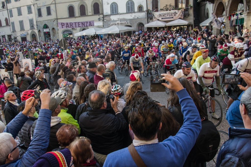 L’Intrepida 2018 da record con la “spedizione dei 1000” - 7° edizione da incorniciare per la cicloturistica su bici d'epoca svolta ad Anghiari ed IntrepidoPremio assegnato a El Diablo Chiappucci | Edizione 2018 7° edizione L'Intrepida, Anghiari, Claudio Chiappucci, Fabiana Luperini, Francesco Moser, Gs Fratres Dynamis Bike, spedizione dei 1000