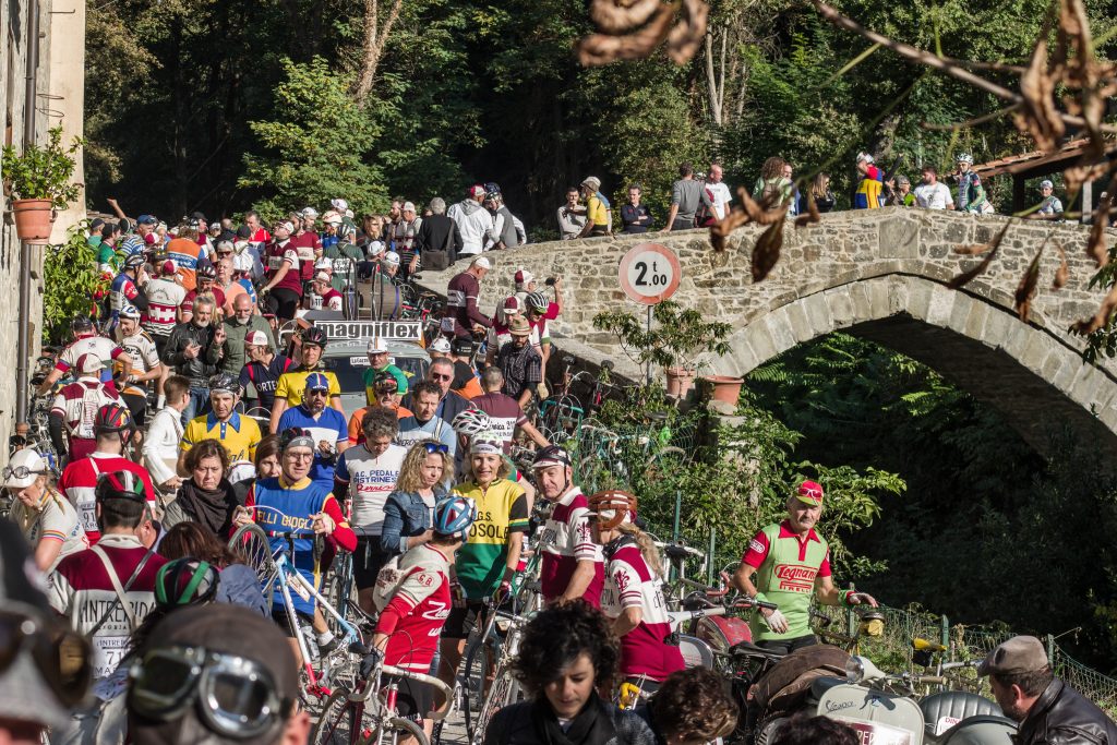 L’Intrepida 2018 da record con la “spedizione dei 1000” - 7° edizione da incorniciare per la cicloturistica su bici d'epoca svolta ad Anghiari ed IntrepidoPremio assegnato a El Diablo Chiappucci | Edizione 2018 7° edizione L'Intrepida, Anghiari, Claudio Chiappucci, Fabiana Luperini, Francesco Moser, Gs Fratres Dynamis Bike, spedizione dei 1000