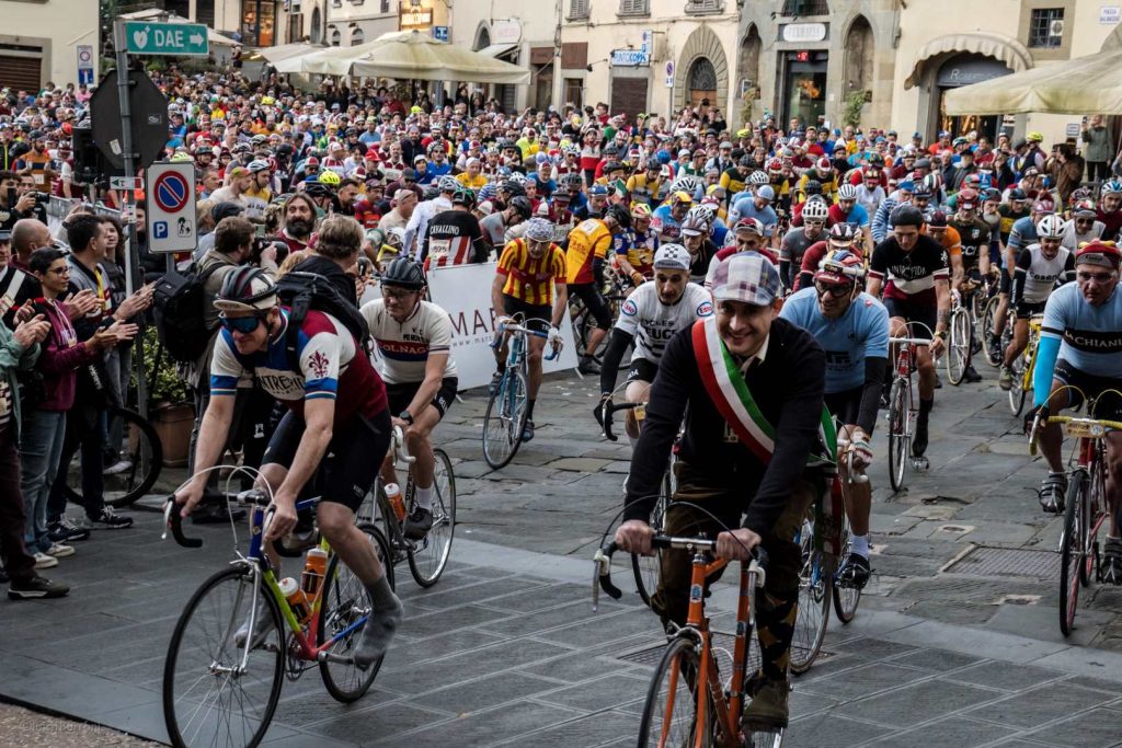 L'Intrepida 2025 si avvicina, vi aspettiamo ad Anghiari - Il programma de L'Intrepida 2025 si aprirà giovedì 16 ottobre e vivrà il momento clou domenica 19 con la ciclostorica. Programma intenso, ospiti illustri e tanta voglia di pedalare condividendo la passione per il ciclismo d'epoca. | L'Intrepida Anghiari, Aspettando L'Intrepida, Intrepidi a scuola, Intrepido Premio, iscrizioni Intrepida, percorsi L'Intrepida, programma, Teatro di Anghiari